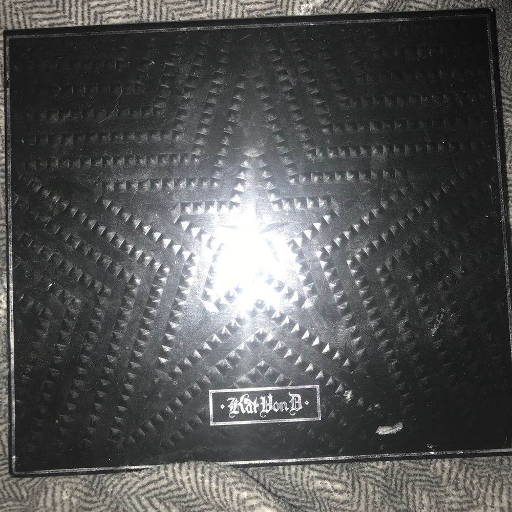 Kat Von D Star studded eyeshadow book pallet 👁